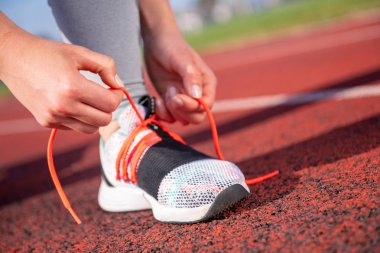 kadın koşucu koşu daha önce üzerinde Spor Ayakkabı bağcıklarımı bağlama 