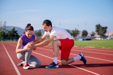 adam kadın, parkur yaralı diz ile yardım 