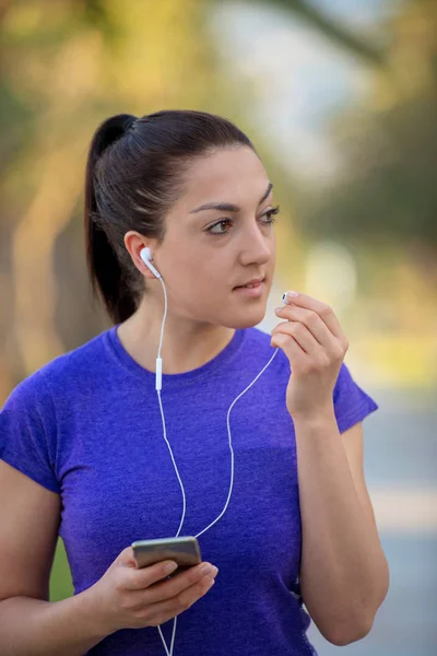 Młoda Kobieta Runner Słuchanie Muzyki Słuchawki Zewnątrz Szkolenia Zbliżenie — Zdjęcie stockowe
