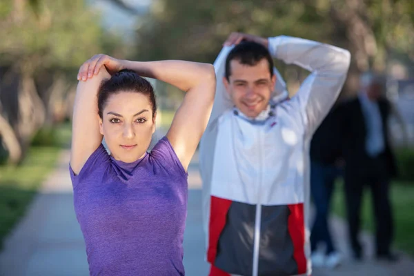 Joven Pareja Corredores Calentándose Estirándose Antes Correr Por Mañana — Foto de Stock