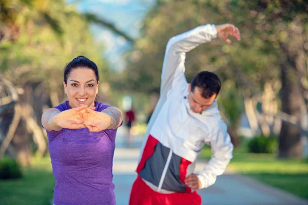 Joven Pareja Corredores Calentándose Estirándose Antes Correr Por Mañana —  Fotos de Stock