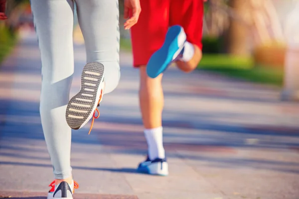Erkek Kadın Spor Giyim Beach Arkadan Görünüm Koşu Içinde Bacaklar — Stok fotoğraf