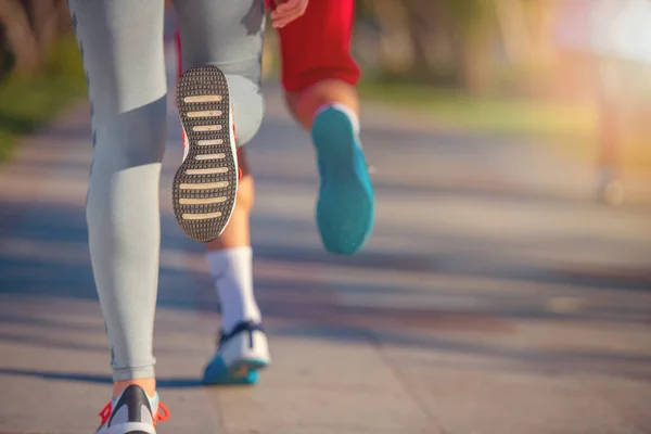 Erkek Kadın Spor Giyim Beach Arkadan Görünüm Koşu Içinde Bacaklar — Stok fotoğraf