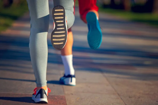 Beine Von Mann Und Frau Sportbekleidung Beim Joggen Strand Rückansicht — Stockfoto