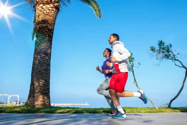 Junges Glückliches Paar Sportbekleidung Beim Joggen Strand — Stockfoto