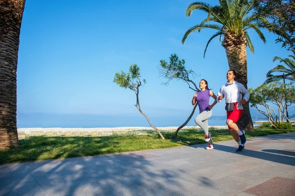 Young Happy Couple Sportswear Jogging Beach — Stock Photo, Image