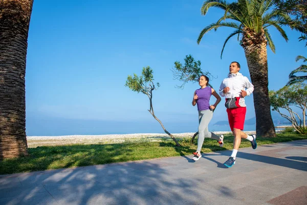 Young Happy Couple Sportswear Jogging Beach — Stock Photo, Image