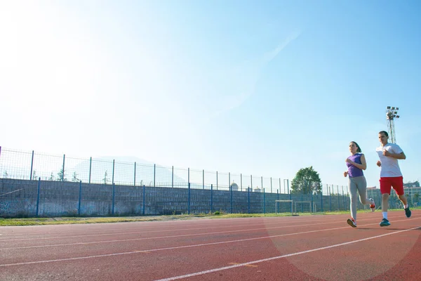 Jovem Casal Desportivo Jogging Pista Corrida Estádio — Fotografia de Stock