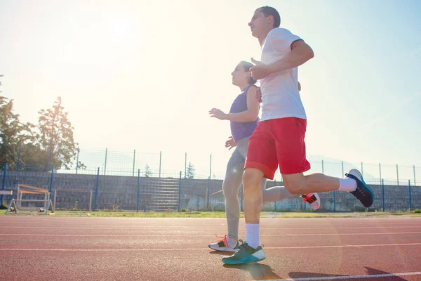 Giovane Coppia Sportiva Che Jogging Sulla Pista Corsa Allo Stadio — Foto Stock