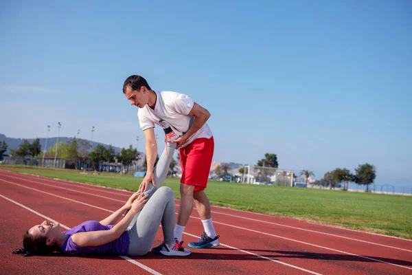 Man Helping Woman Injured Knee Track — Stock Photo, Image