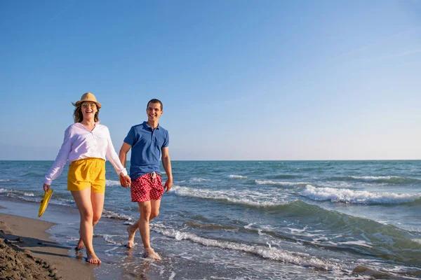 Due Amanti Felici Alla Spiaggia Mare — Foto Stock