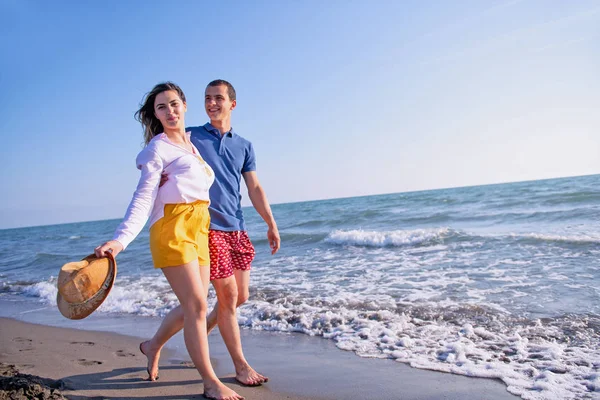 Dva Šťastní Milenci Moři Beach — Stock fotografie