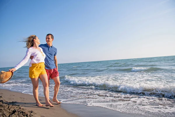 Gelukkig Liefde Paar Wandelen Langs Kust Van Oceaan — Stockfoto