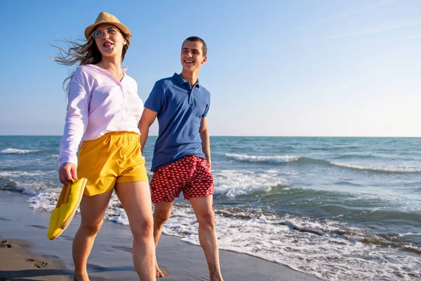 Gelukkig Liefde Paar Wandelen Langs Kust Van Oceaan — Stockfoto