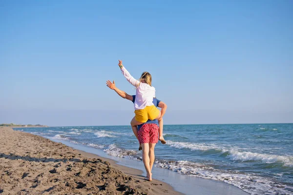 Tipo Llevando Mujer Espalda Playa Vista Trasera —  Fotos de Stock