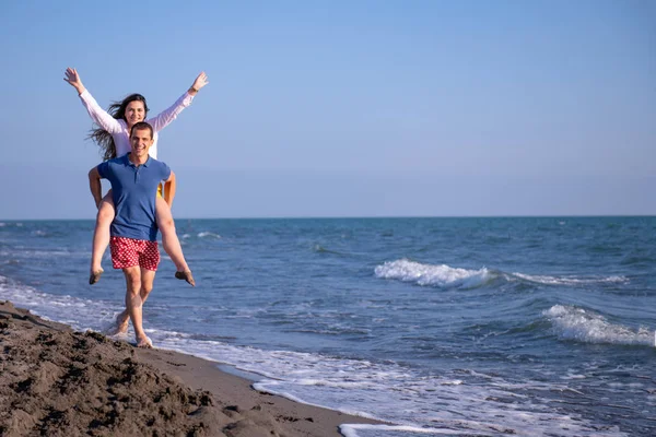 Tipo Cargando Mujer Espalda Playa —  Fotos de Stock