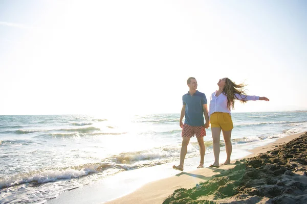 Uomo Donna Spensierati Che Camminano Sulla Riva Del Mare Vista — Foto Stock