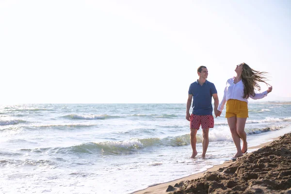 Uomo Donna Spensierati Che Camminano Sulla Riva Del Mare Vista — Foto Stock