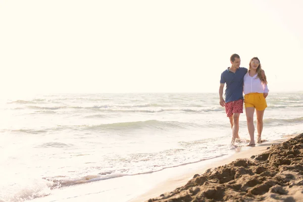 Uomo Donna Spensierati Che Camminano Sulla Riva Del Mare — Foto Stock