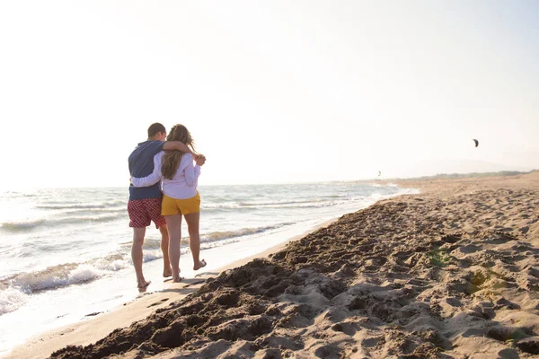 Happy Love Couple Walking Ocean Coast — Stock Photo, Image