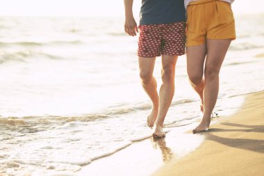 okyanus kıyısında yürüyüş mutlu aşk çift kırpılmış 