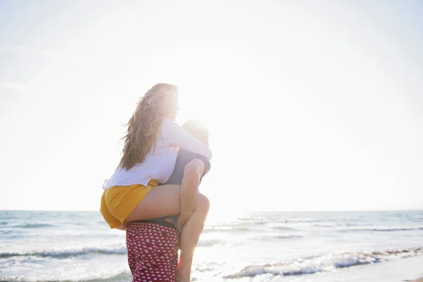 Tipo Cargando Mujer Espalda Playa — Foto de Stock