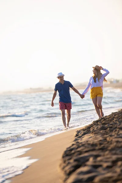 Glückliches Liebespaar Fuß Entlang Der Meeresküste — Stockfoto