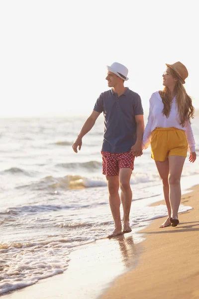 Homem Mulher Despreocupados Andando Costa Mar Pôr Sol — Fotografia de Stock