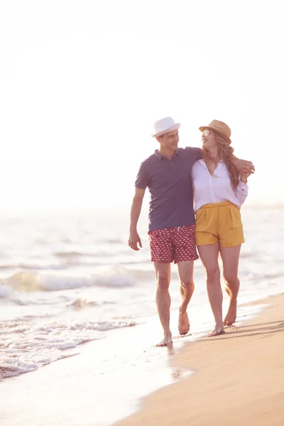 Feliz Casal Amor Andando Longo Costa Oceano — Fotografia de Stock
