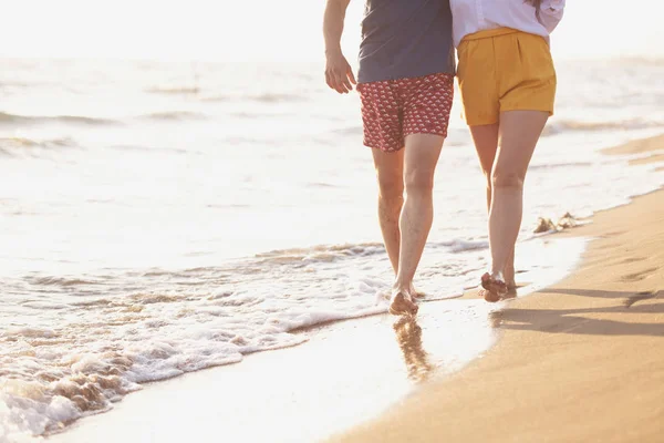 Feliz Casal Amor Andando Longo Costa Oceano Cortado — Fotografia de Stock