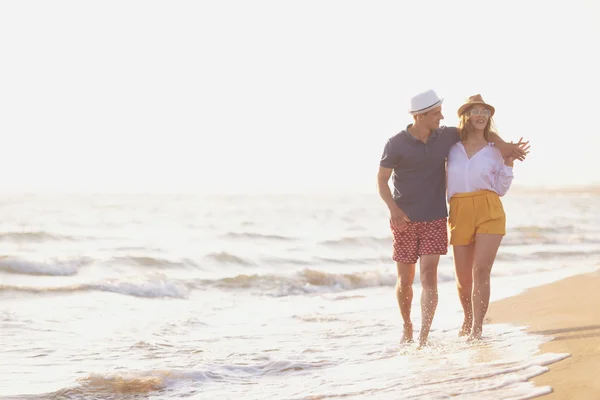 Feliz Pareja Amor Caminando Largo Costa Océano —  Fotos de Stock