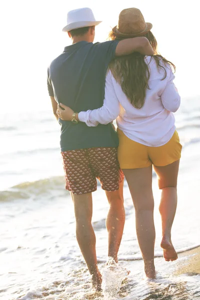 Homem Mulher Despreocupados Andando Costa Mar Vista Traseira — Fotografia de Stock