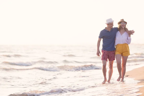 Happy Love Couple Walking Ocean Coast — Stock Photo, Image