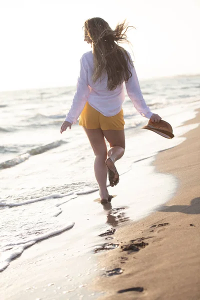 Молода Щаслива Жінка Йде Уздовж Узбережжя Океану — стокове фото