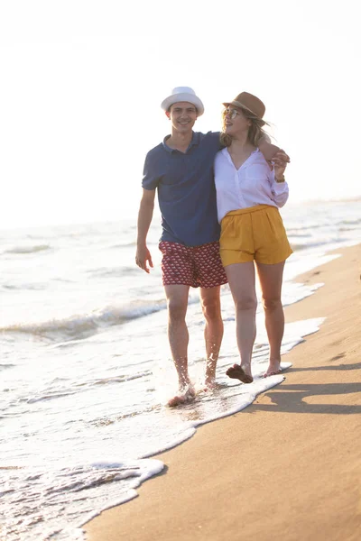 Feliz Casal Amor Andando Longo Costa Oceano — Fotografia de Stock