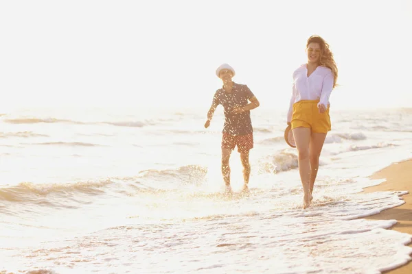 Felice Amore Coppia Piedi Lungo Costa Dell Oceano — Foto Stock