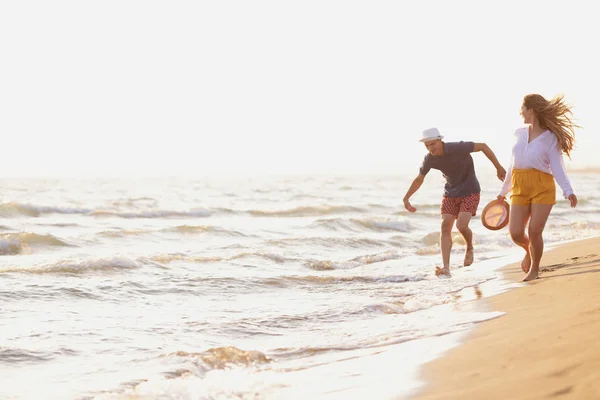 Hombre Mujer Caminando Orilla Del Mar Atardecer — Foto de Stock