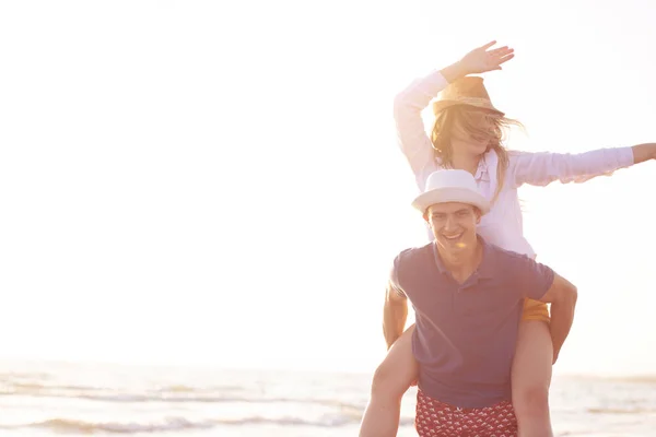 Guy Carrying Woman His Back Beach — Stock Photo, Image