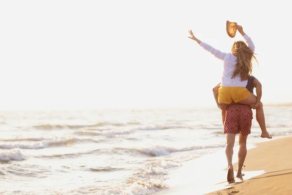 Ragazzo Che Trasporta Donna Sulla Schiena Spiaggia Vista Posteriore — Foto Stock