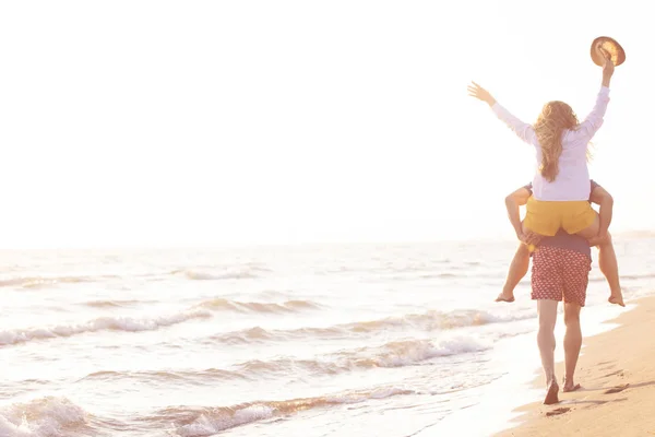 Ragazzo Che Trasporta Donna Sulla Schiena Spiaggia Vista Posteriore — Foto Stock