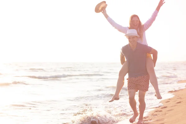 Man Dragen Vrouw Zijn Rug Het Strand — Stockfoto