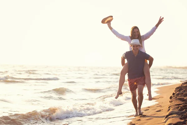 Mann Trägt Frau Auf Dem Rücken Strand — Stockfoto