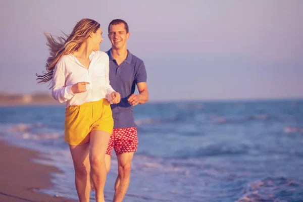 Uomo Donna Spensierati Sorridenti Che Camminano Lungo Costa Dell Oceano — Foto Stock