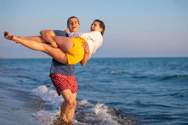 Ragazzo Felice Che Trasporta Donna Spiaggia — Foto Stock