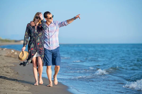 Felice Amore Coppia Piedi Lungo Costa Dell Oceano — Foto Stock