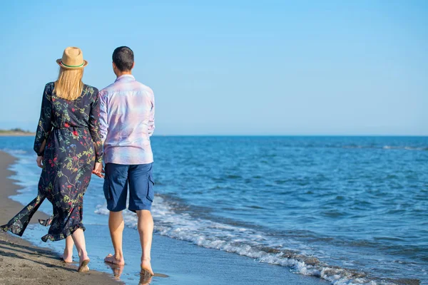 Coppia Felice Amore Passeggiando Lungo Costa Dell Oceano Vista Posteriore — Foto Stock