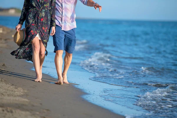 Couple Amour Heureux Marchant Long Côte Océanique Photo Recadrée — Photo