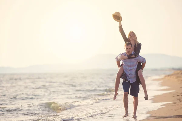 Mann Trägt Frau Auf Dem Rücken Strand — Stockfoto