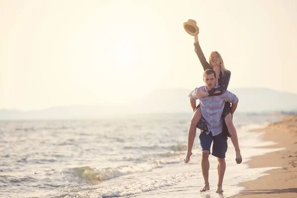 Ragazzo Portando Donna Sulla Schiena Spiaggia — Foto Stock