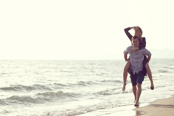 Guy Carrying Woman His Back Beach — Stock Photo, Image